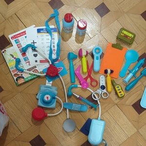 Melissa & Doug Doctor Playset with Blue, Red, and Yellow Accessories